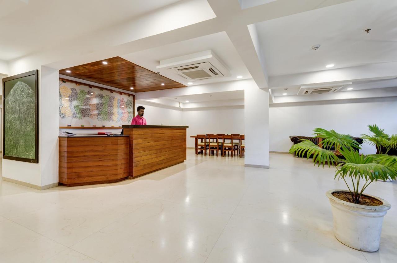 Ginger Surat City Centre Exterior foto